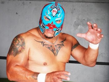 La comunidad luchística honra a