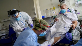 Un paciente es atendido en