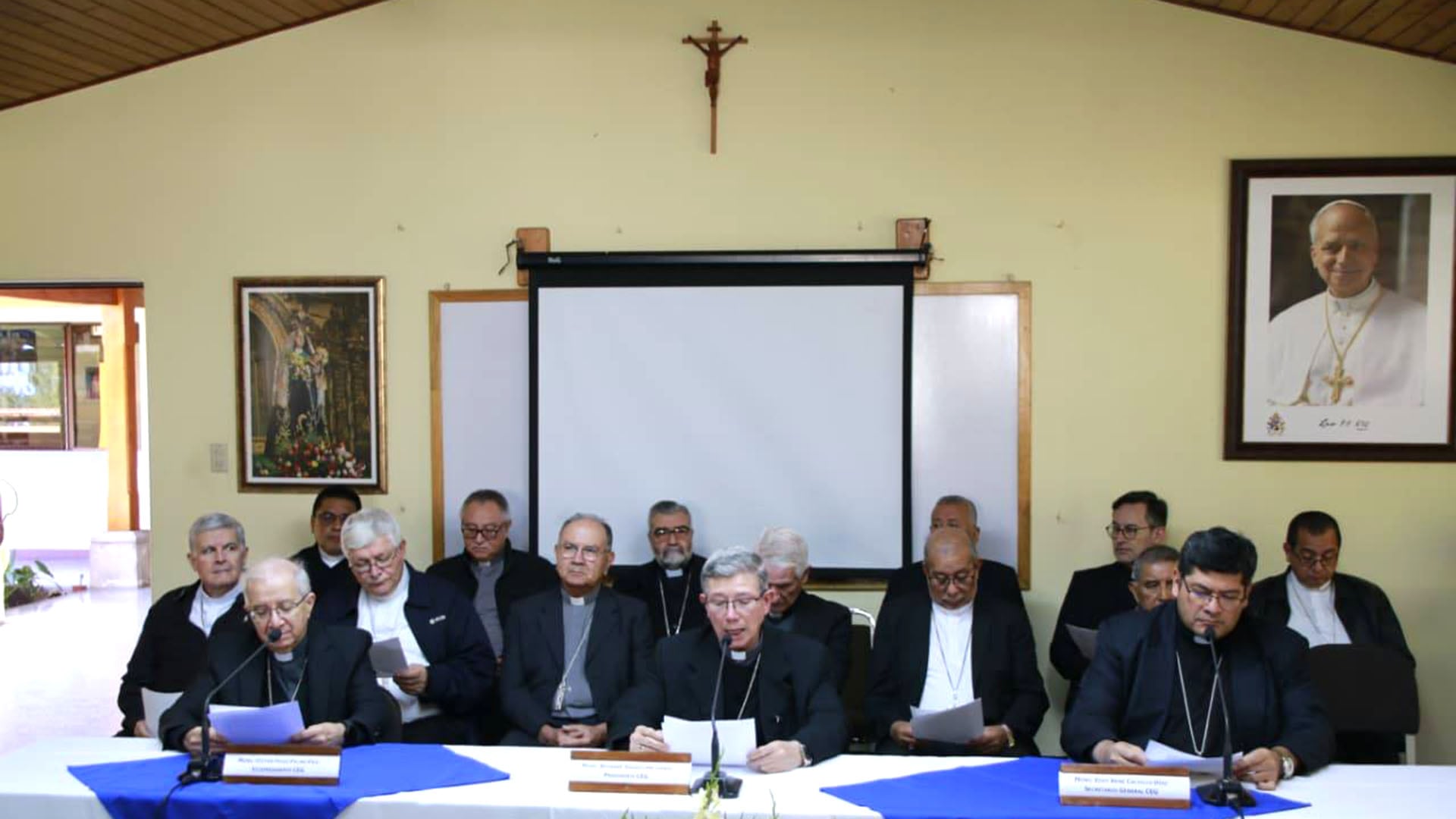 Miembros de la Conferencia Episcopal de Guatemala participan en una reunión oficial, sentados alrededor de una mesa con documentos y micrófonos. (Archivo Conferencia Episcopal de Guatemala)