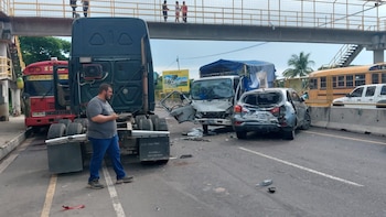 Los rescatistas de Comandos de Salvamento trasladaron a las personas heridas al Hospital Nacional Santa Teresa y al ISSS. (Foto cortesía VMT)