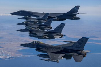 Bombarderos B-1B y cazas F-16 norteamericanos durante un ejercicio en Corea del Sur (South Korean Defence Ministry/Handout via REUTERS)