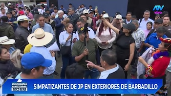 Simpatizantes de Juntos por el Perú quedan desconcertados y en silencio tras el flash electoral en el penal Barbadillo