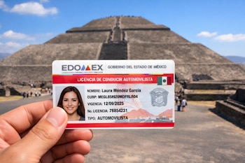 Mano sostiene una licencia de conducir del Estado de México con la foto de Laura Méndez García, fondo desenfocado de la Pirámide del Sol en Teotihuacan.