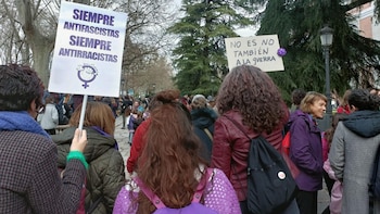 Miles de mujeres marchan en