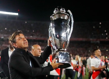 Marcelo Gallardo con el trofeo de la Liga Profesional, su título número 13 como entrenador de River Plate (REUTERS/Agustin Marcarian)