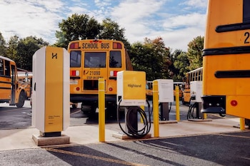 Jennifer Perry diz que os ônibus escolares elétricos ajudam a cumprir as metas ambientais e a gerar economias de longo prazo (Crédito: Highland Electric Fleets Press Photo)