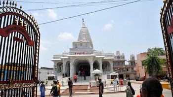 Mueren al menos 15 feligreses atropellados por un camión a las afueras de un templo en Madhya Pradesh (India)
