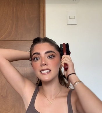 Este es el cepillo que usa María Elvira para pulir el pelo - crédito @mariaelvirar/tiktok