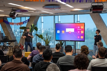 Un orador de Naranja X,