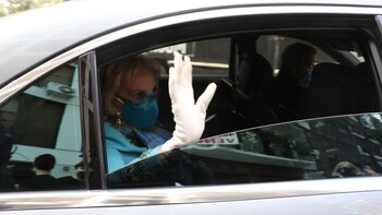 Mirtha saludando a los fanáticos