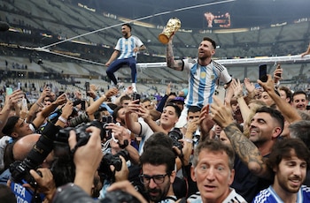 Por una confusión, Messi celebró con una réplica después de la ceremonia en Qatar (Foto: Reuters/Carl Recine)