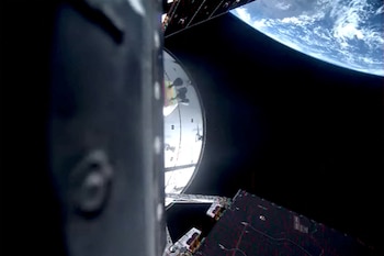 Cuatro astronautas viajaron en la cápsula Orion y batieron el récord de distancia en órbita a la Tierra, superando la marca de la misión Apolo (NASA)