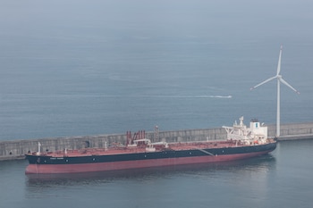La reapertura del estrecho de Ormuz impulsó la salida de millones de barriles retenidos durante la guerra y provocó señales de sobreoferta en mercados de Asia y Europa