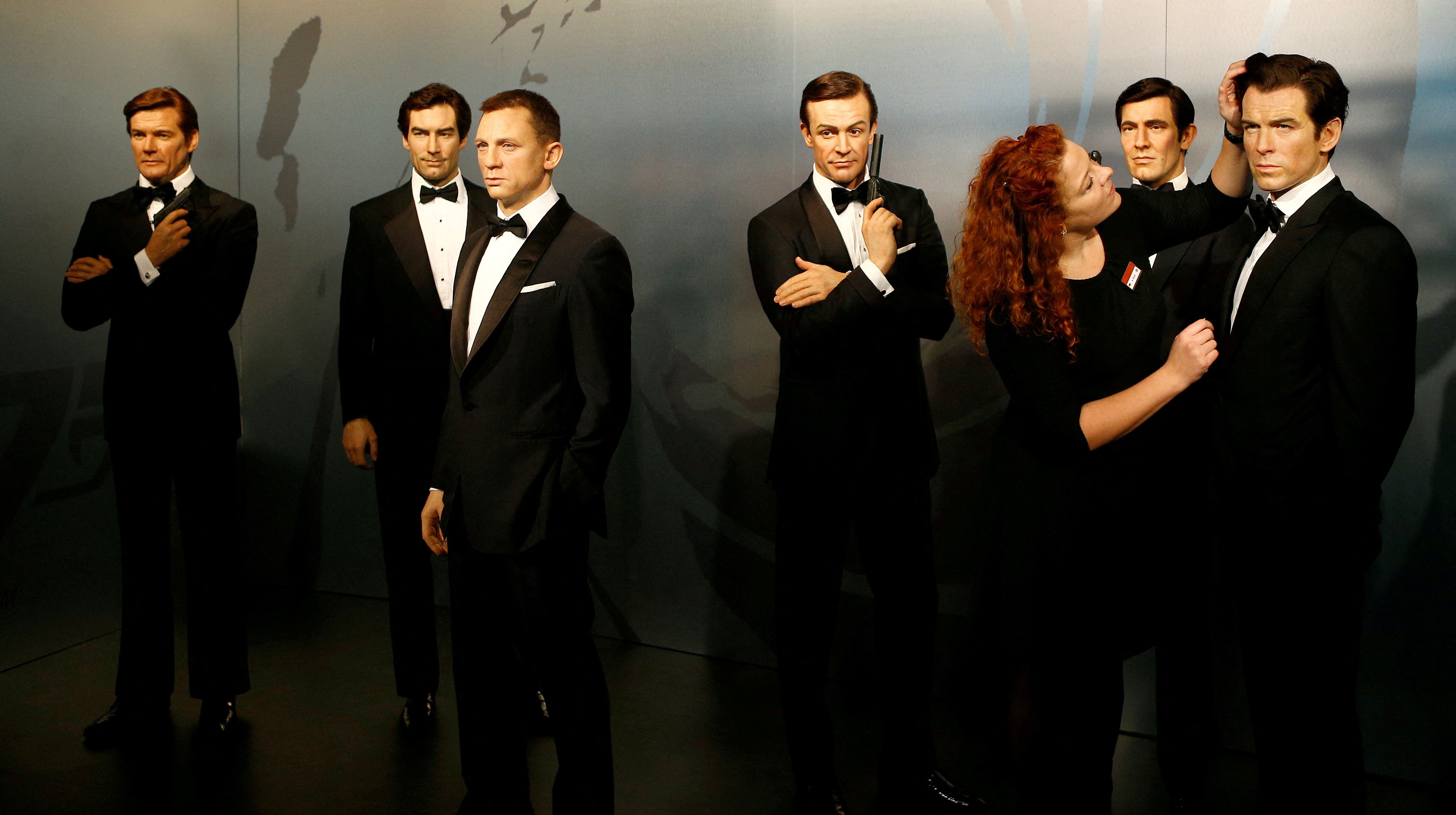 El espía británico James Bond fue interpretado por seis actores a lo largo de la historia del cine (REUTERS/Axel Schmidt/File Photo)