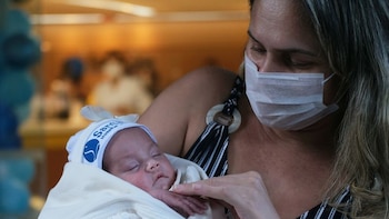 Así se reemplaza el vientre materno con incubadoras tecnológicas para cuidar bebés prematuros