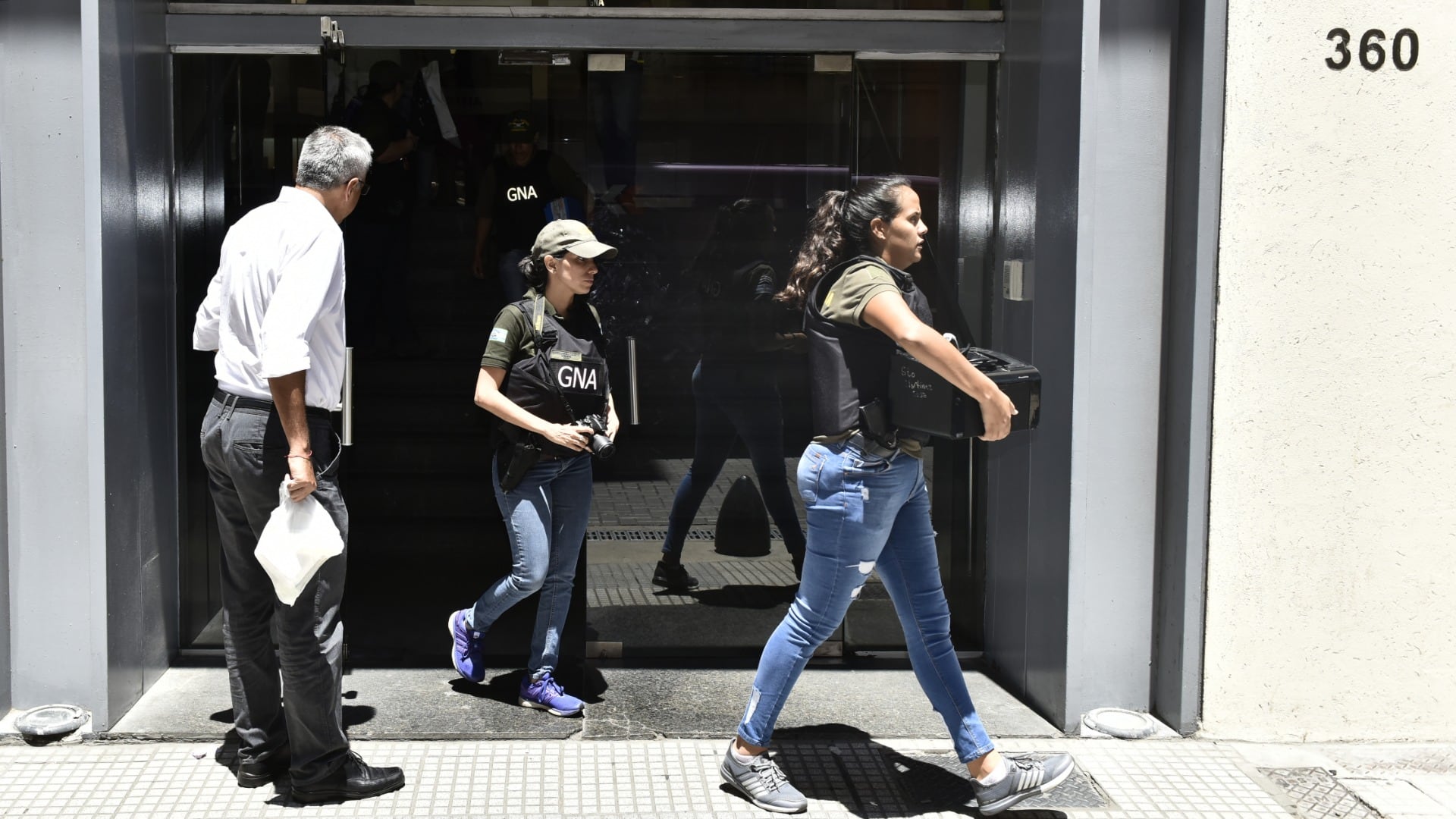 Gendarmería Nacional realizó los allanamientos sobre la farmacia y el consultorio médico involucrados (Foto: Adrián Escandar)