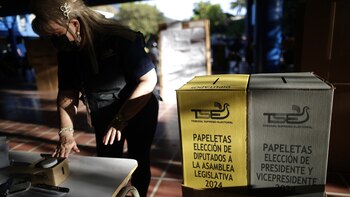 Salvadoreños reflexionan su voto y