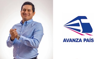 Eduardo Rimachi Martínez viste camisa azul con las manos juntas junto al símbolo y nombre del partido Avanza País