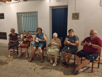 Un grupo de personas tomando el fresco en Gelsa. (Ayuntamiento de Gelsa)
