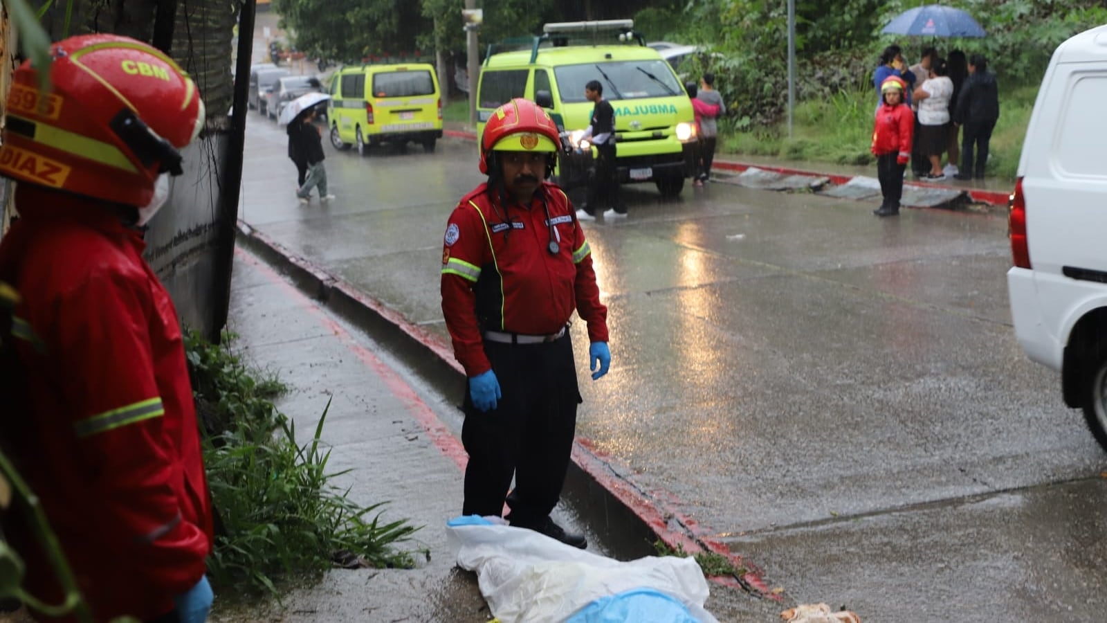 El caso quedó bajo revisión para establecer cómo ocurrió el hecho, después de que las precipitaciones en el sector provocaran una emergencia en la que el joven falleció por asfixia por inmersión, según el reporte preliminar (Foto cortesía Bomberos Municipales)
