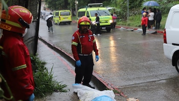 El caso quedó bajo revisión para establecer cómo ocurrió el hecho, después de que las precipitaciones en el sector provocaran una emergencia en la que el joven falleció por asfixia por inmersión, según el reporte preliminar (Foto cortesía Bomberos Municipales)