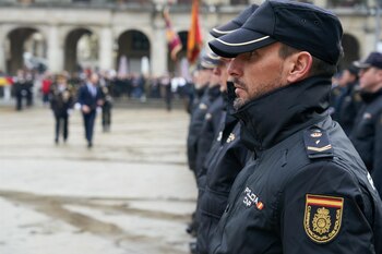 Varios agentes durante la celebración del bicentenario de la Policía Nacional, en la Plaza de España, a 13 de enero de 2024, en Vitoria-Gasteiz, Álava, País Vasco (España). (Carlos González/Europa Press)
