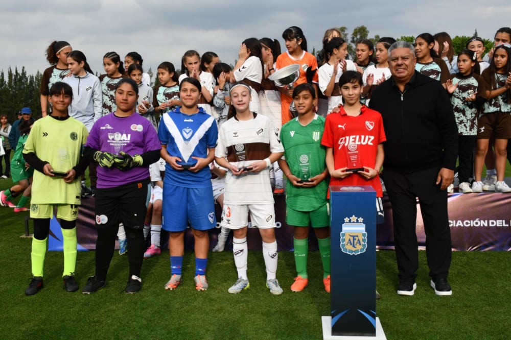 Las jugadoras distinguidas del campeonato junto a Claudio Tapia (AFA)