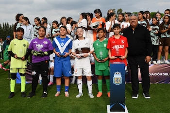 Las jugadoras distinguidas del campeonato junto a Claudio Tapia (AFA)