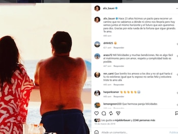 Captura de pantalla de una publicación de Instagram con una pareja de espaldas que mira al mar, acompañada de texto y comentarios