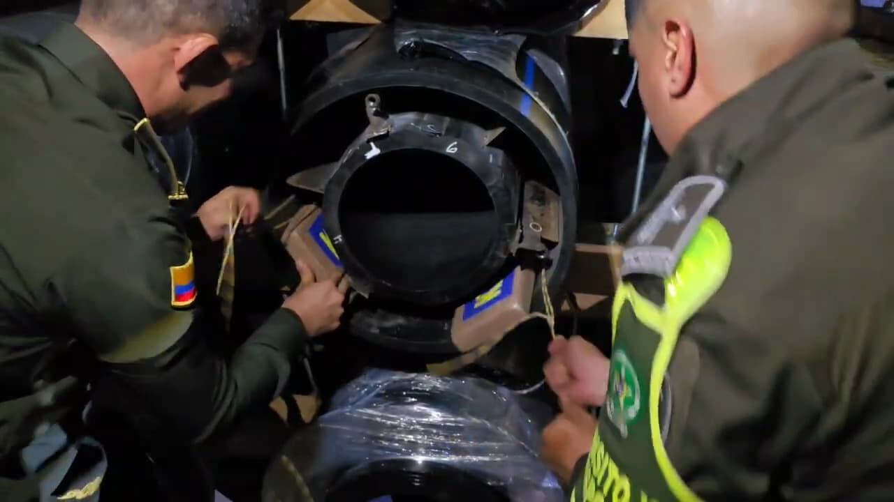 Un sujeto de 39 años fue arrestado tras descubrirse un sofisticado método de transporte de estupefacientes en un vehículo que cubría la ruta Bucaramanga-Riohacha, según informó la Policía Nacional - crédito Policía Nacional