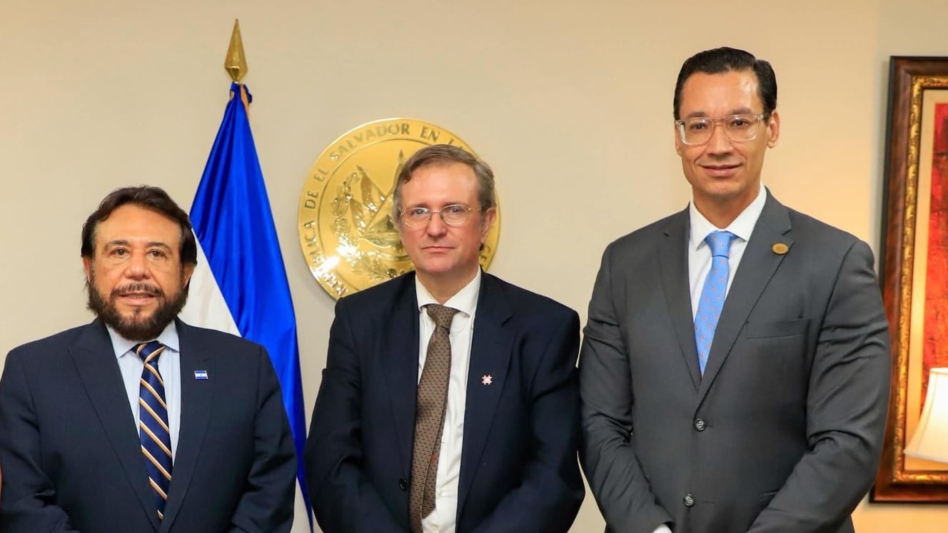 La Vicepresidencia selló una cooperación clave con CERTAL para modernizar procesos públicos y fortalecer vínculos tecnológicos con Uruguay (Foto cortesía Vicepresidencia salvadoreña)