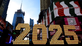 El mundo despide un turbulento