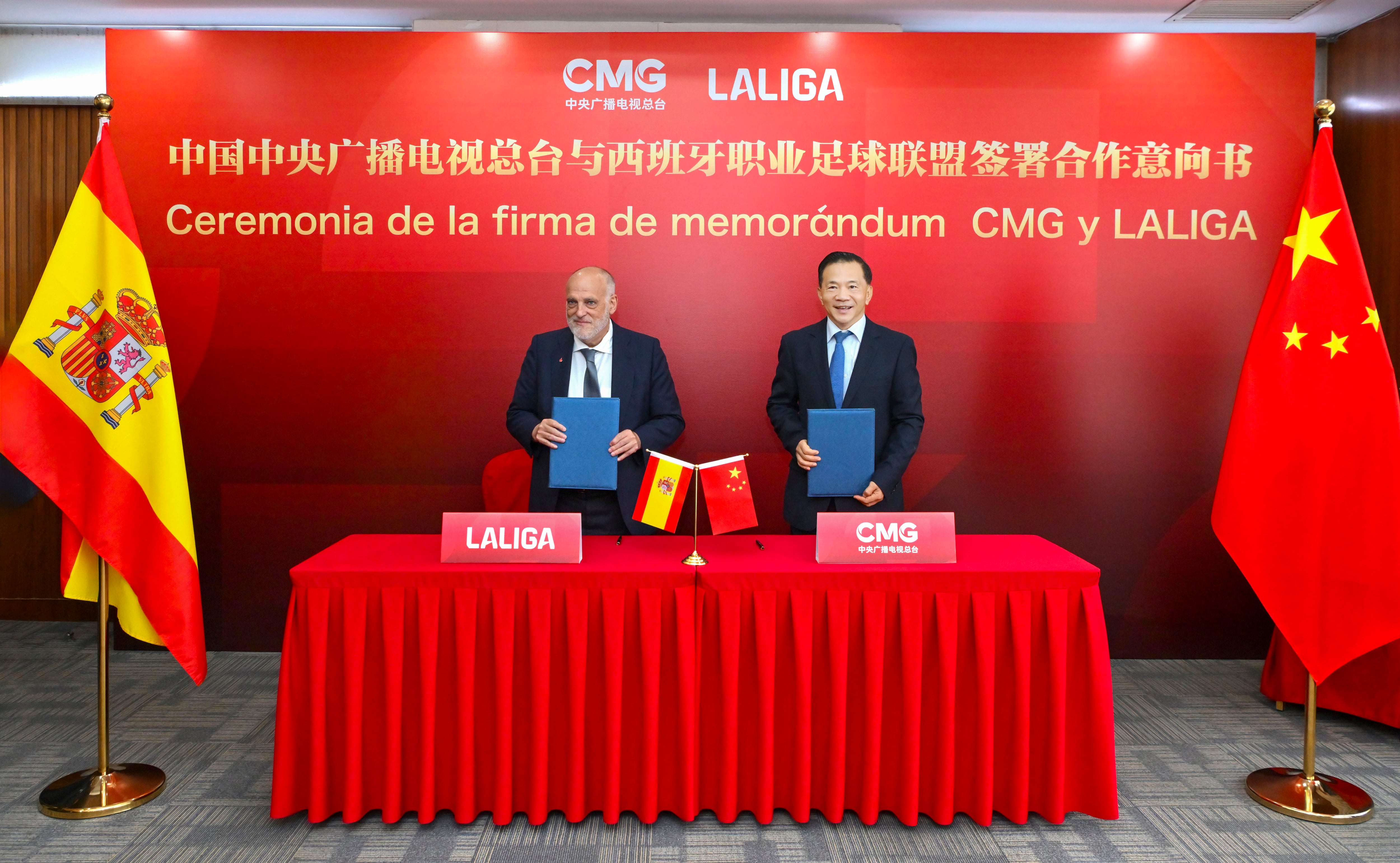 Javier Tebas, y el presidente del Grupo de Medios de China (CMG), Shen Haixiong. (LaLiga/EFE)