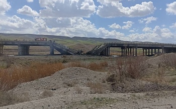 El puente Qayoun-Nakhshlaq en la ruta Hashtrud-Miyaneh (provincia iraní de Azerbaiyán Oriental), por donde pasan una vía férrea y una carretera