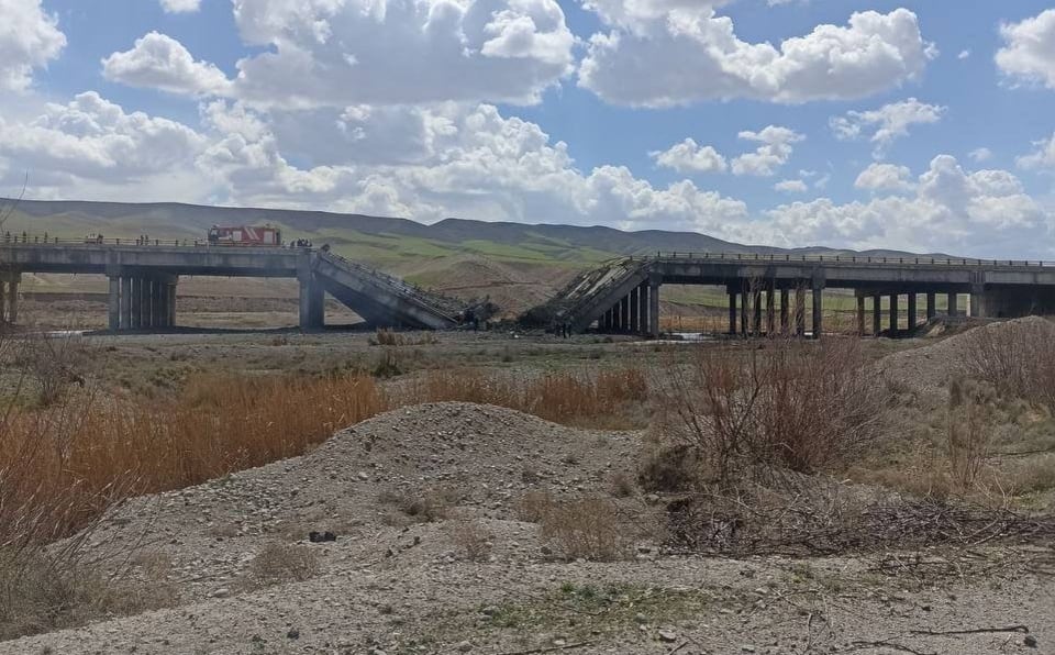 El puente Qayoun-Nakhshlaq en la ruta Hashtrud-Miyaneh (provincia iraní de Azerbaiyán Oriental), por donde pasan una vía férrea y una carretera