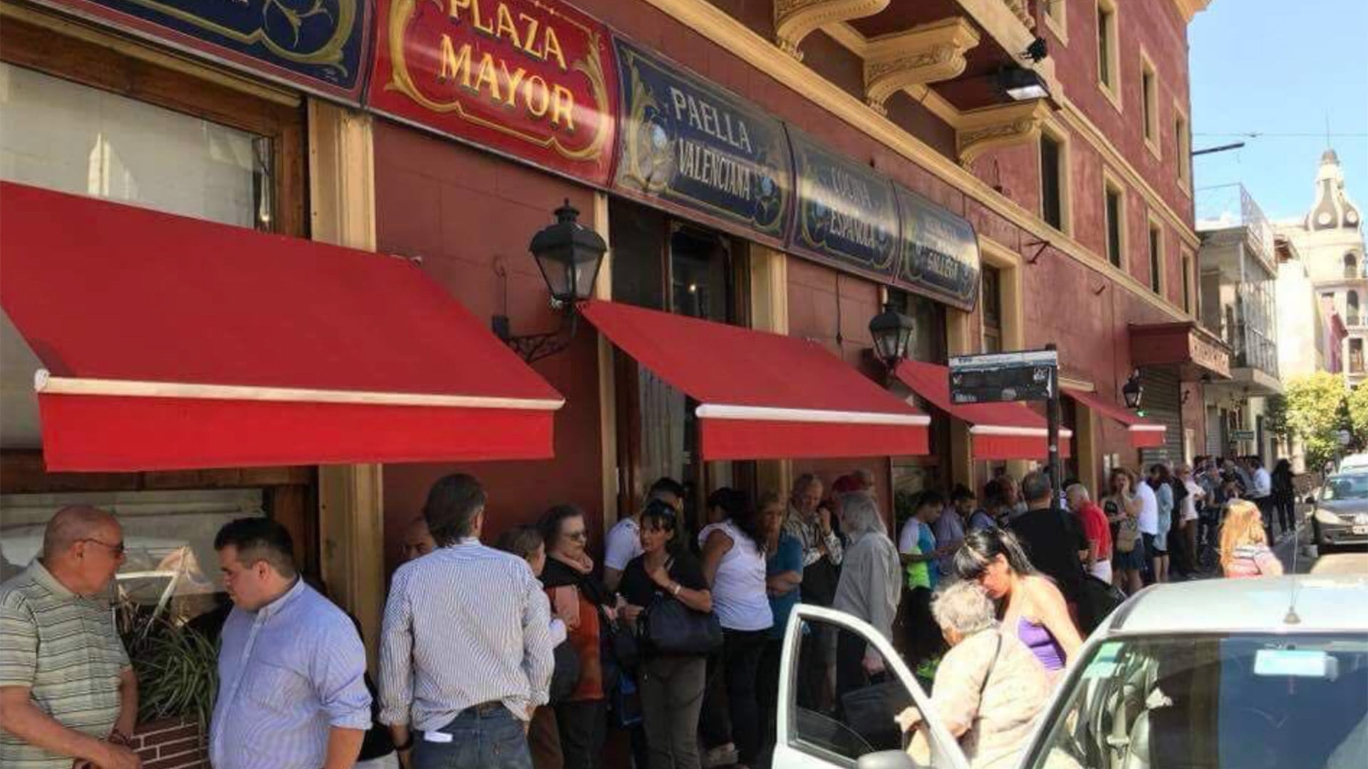 Clientes hacen fila durante varias horas frente al local de Plaza Mayor para adquirir el pan dulce artesanal que se elabora desde hace cuarenta años (Foto: Plaza Mayor)