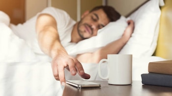 ¿Miras el celular al despertar?