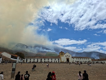 La administración de Villa de Leyva reportó caídas y afectaciones respiratorias y visuales entre personas que trabajaron en la primera línea del incendio forestal - crédito @jeroriveracine/X