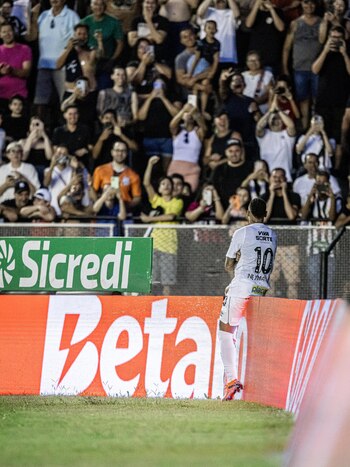 Neymar Jr. festeja su gol