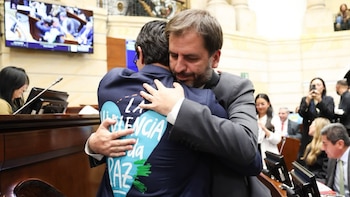 El abrazo que rompió la tensión en el Senado: la iniciativa de Duvalier Sánchez que conmovió al país tras el atentado contra el exalcalde de Jamundí