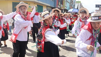 Comparsa universitaria promueve cultura,