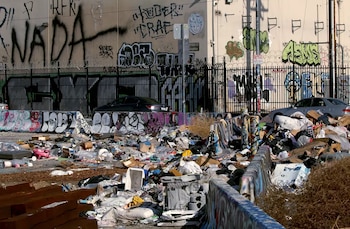 El precio elevado de la vivienda y el alza en servicios básicos complican la estabilidad económica y el bienestar de los residentes angelinos (Los Angeles Times)