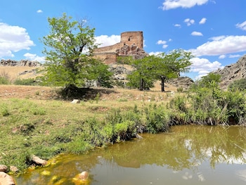 Castillo de Montizón, en Villamanrique, Ciudad Real (web del castillo).