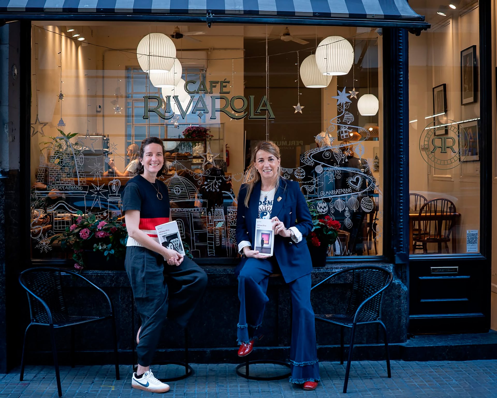 Adriana Riva y Susana Mitchell, frente al ventanal del Café Rivarola.