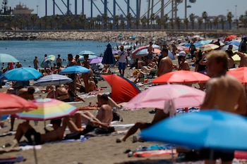 Vista de la playa de La Malagueta en la ciudad de Málaga, a 2 de junio de 2026. (EFE/ Jorge Zapata)