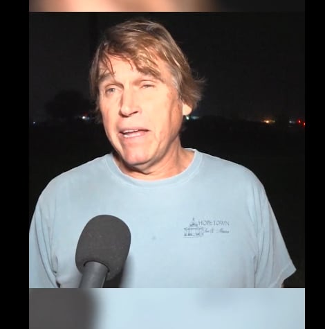 Sky Decker, un navegante local que ayudó a rescatar a dos tripulantes. (X:Houston Stringer/Captura de pantalla)