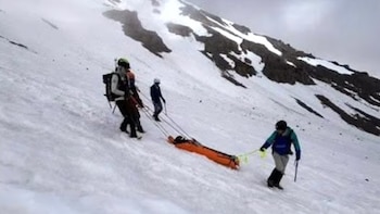 Una escaladora cae 450 metros en el monte Shasta, California, y expone el riesgo de una ruta muy transitada