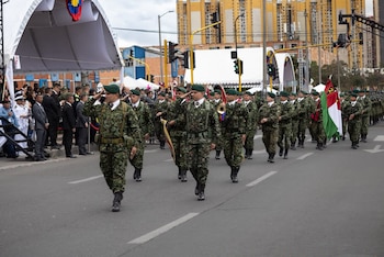 Integrantes de la Escuela de Soldados Profesionales marchan durante el desfile militar y policial del 20 de julio en Bogotá, mostrando sus capacidades ante la ciudadanía - crédito Comando de Educación y Doctrina del Ejercito Nacional/X