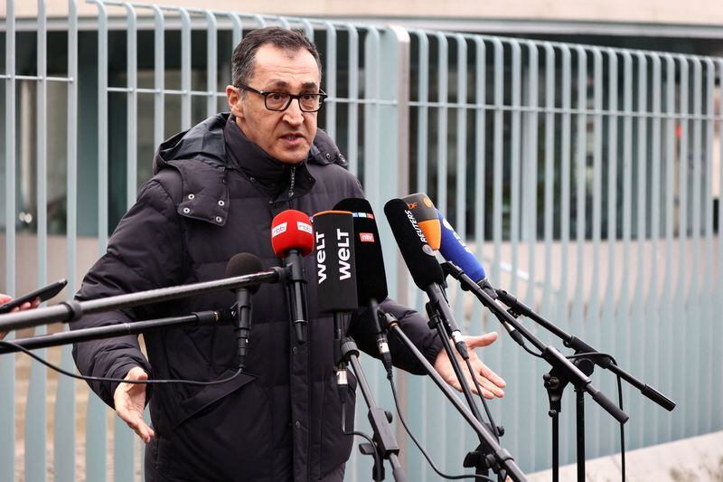 En enero pasado, ministro de Alimentación y Agricultura alemán, Cem Özdemir, confirmó el registro del primer brote de aftosa desde 1988 en el país. La enfermedad se detectó en búfalos del estado federado de Brandeburgo (REUTERS/Liesa Johannssen/Archivo)