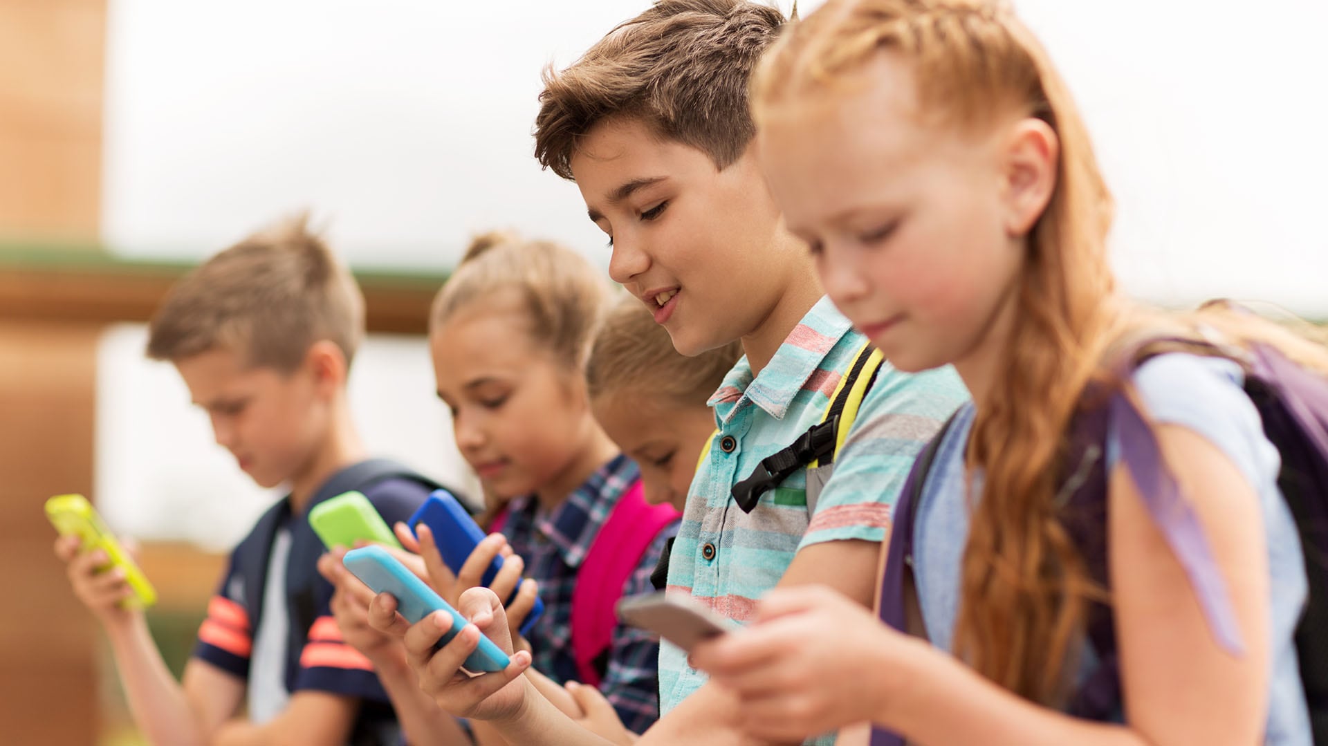 Niños enganchados al teléfono. (Getty Images/iStockphoto)